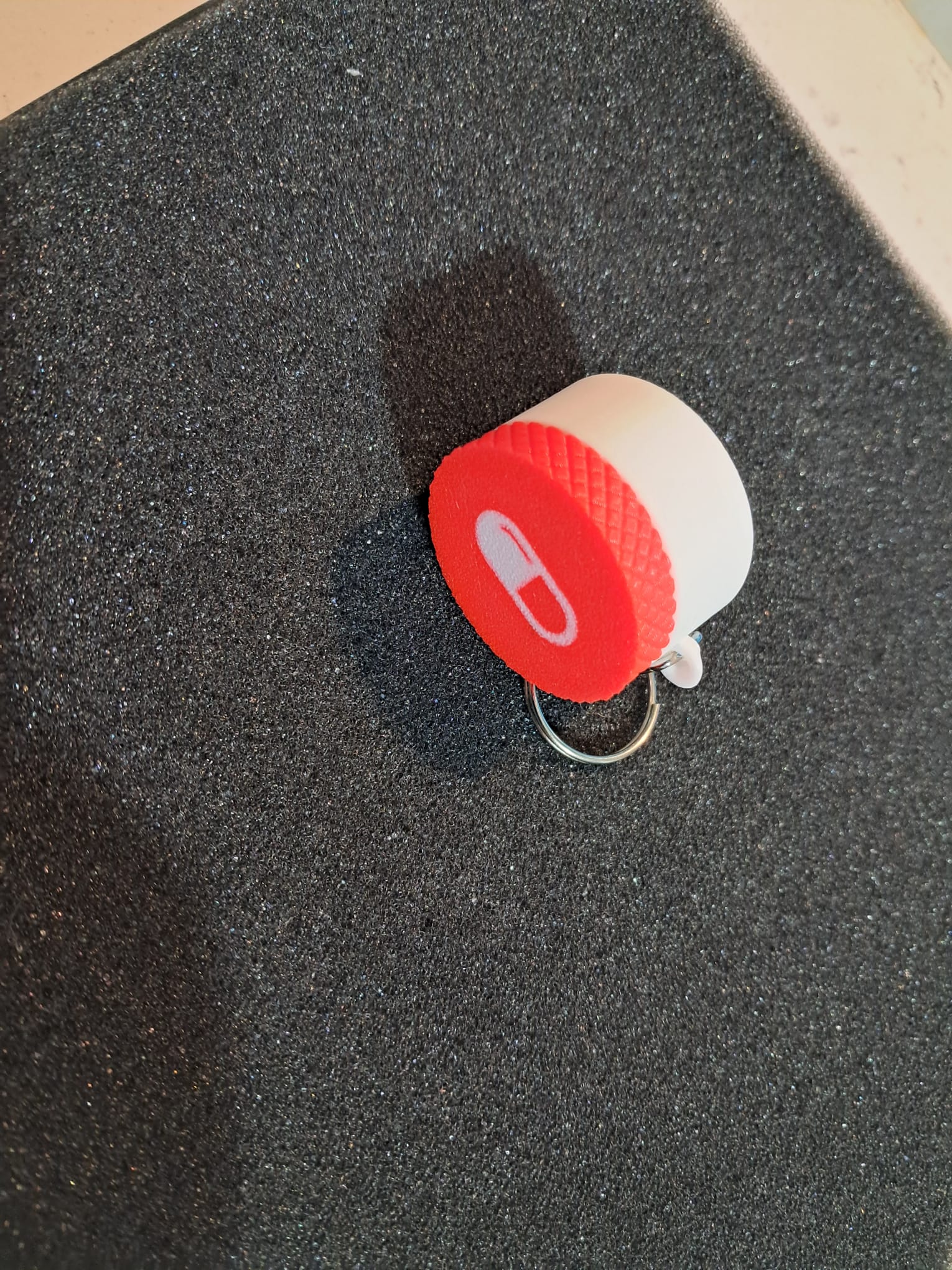 Minimal kutu anahtarlık hap - kırmızı