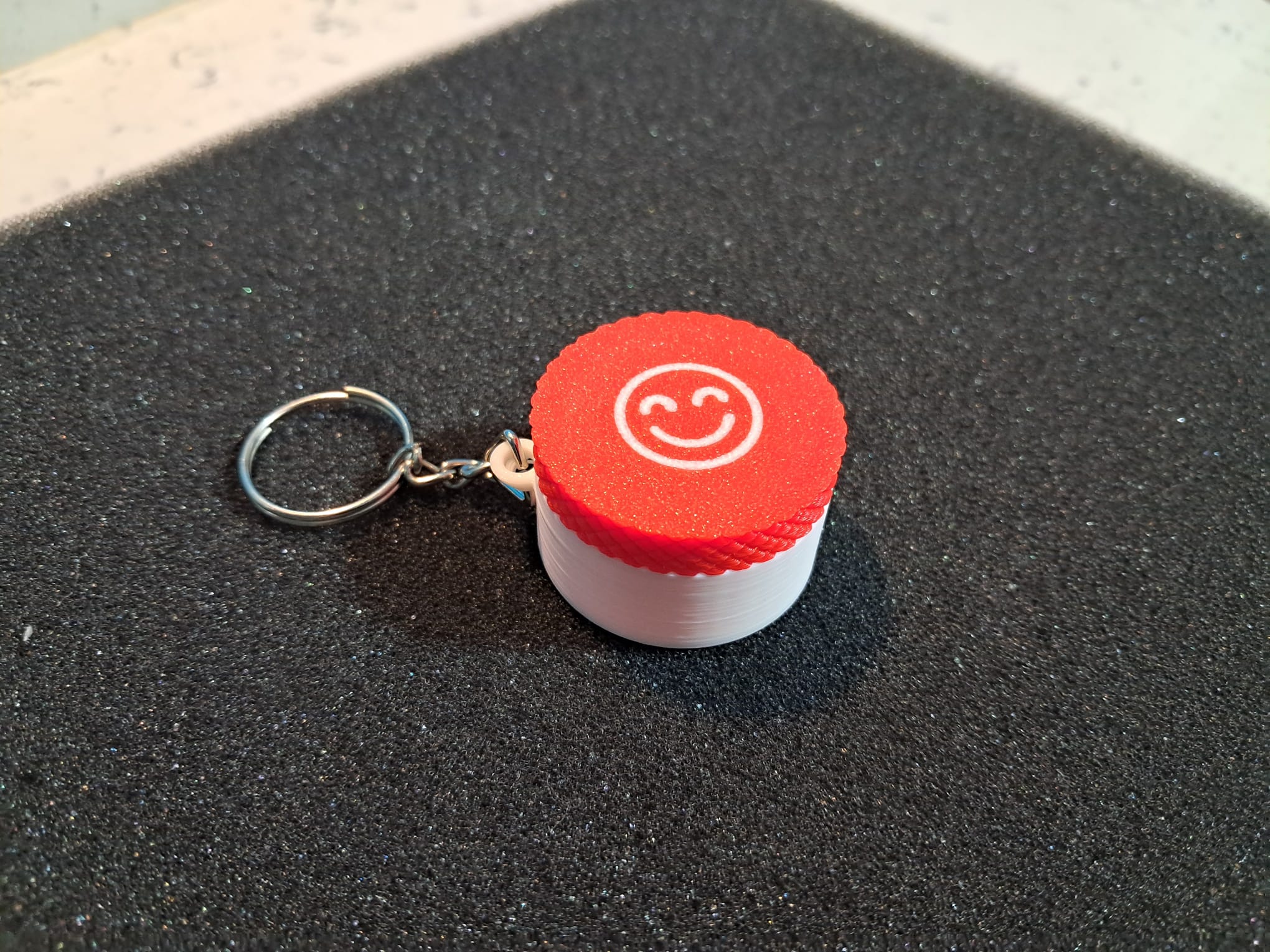 Minimal kutu anahtarlık gülen yüz - kırmızı