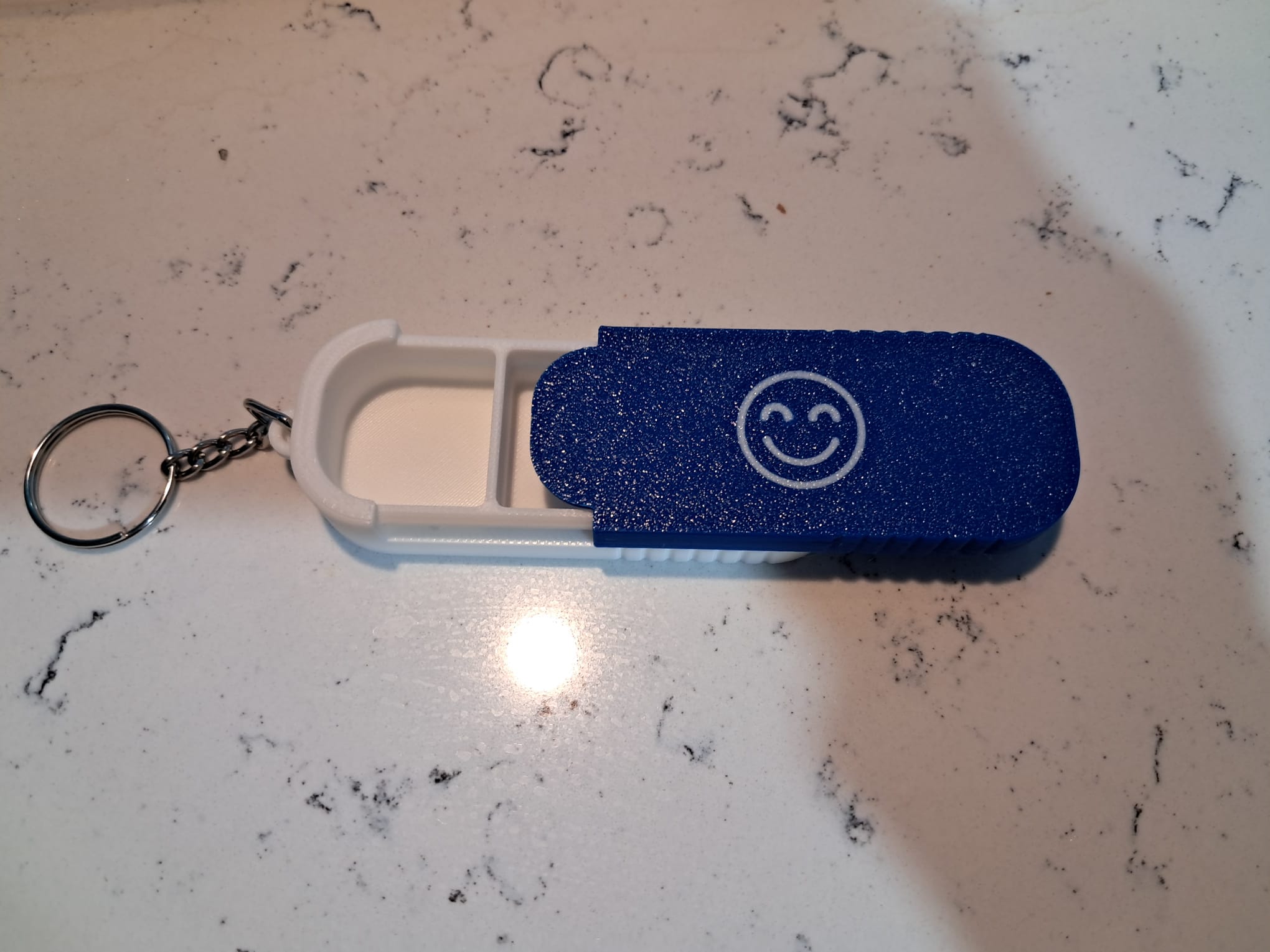 3 bölmeli anahtarlıklı ilaç kutusu - gülen yüz - mavi