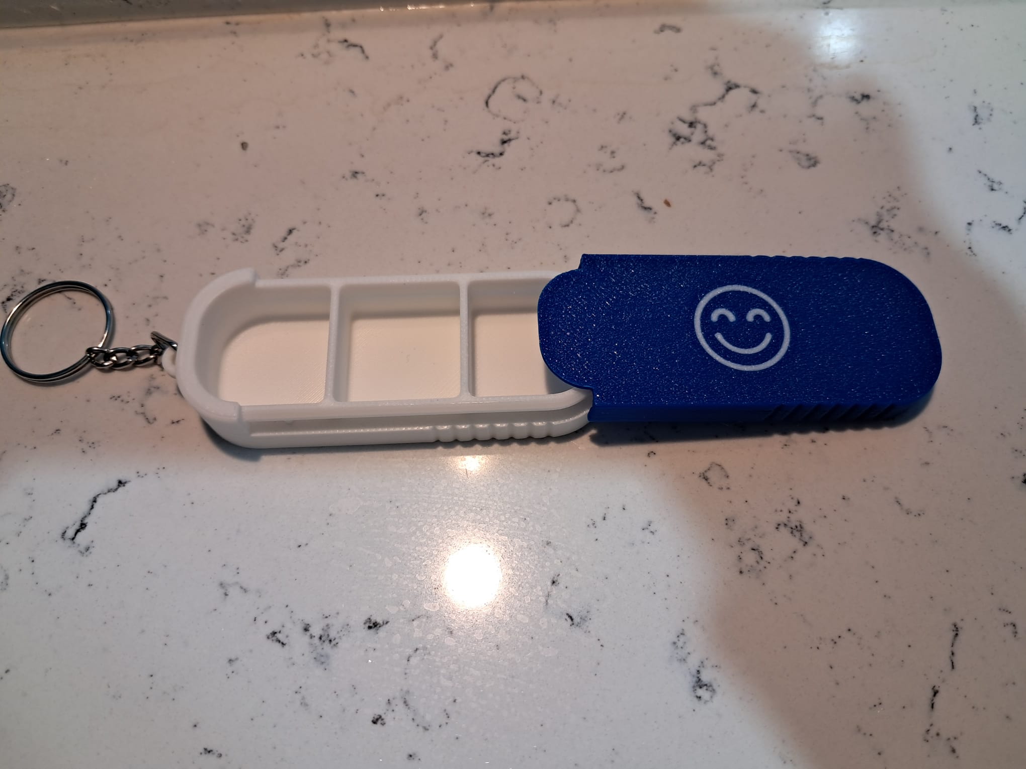 3 bölmeli anahtarlıklı ilaç kutusu - gülen yüz - mavi