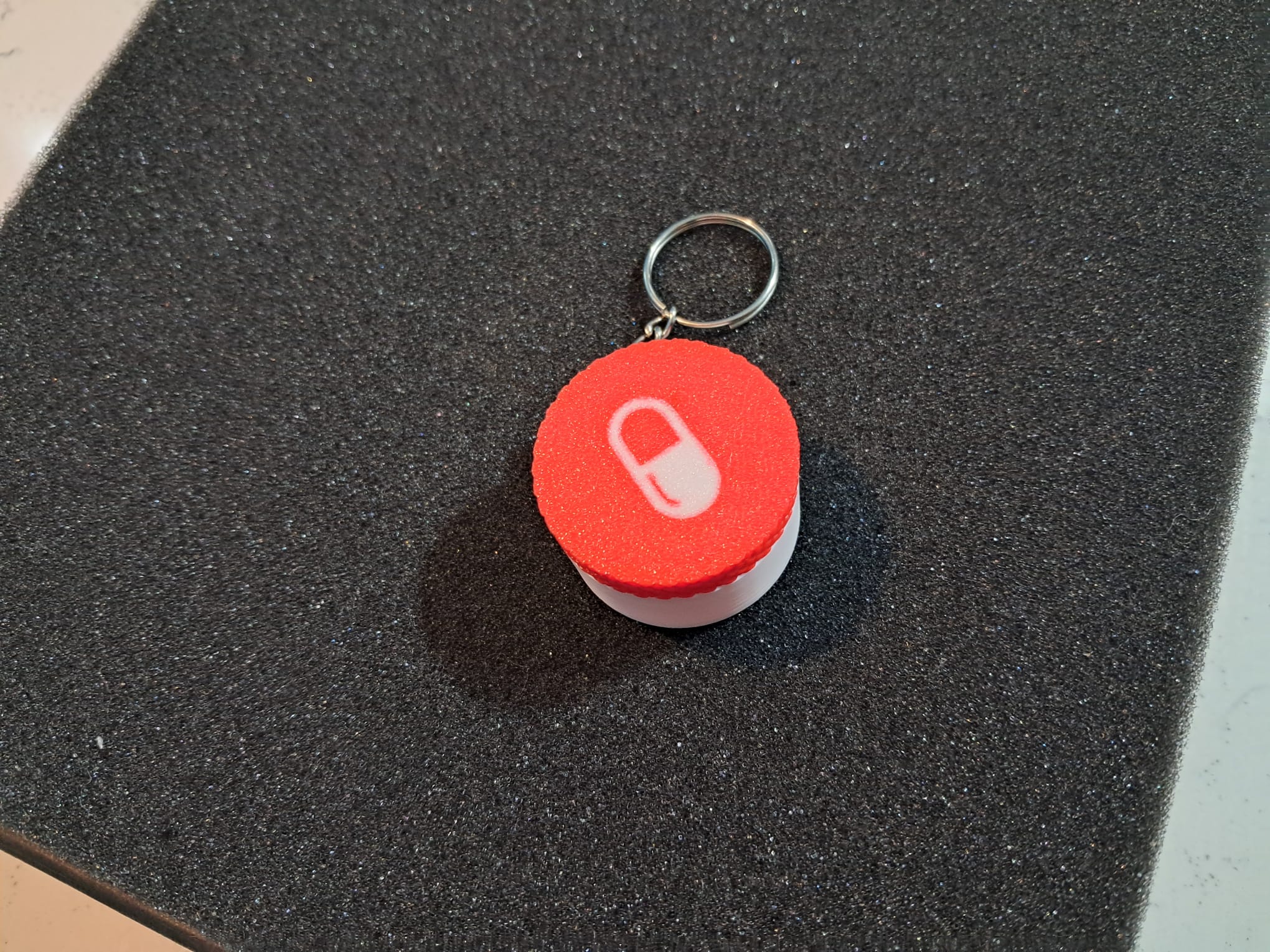 Minimal kutu anahtarlık hap - kırmızı