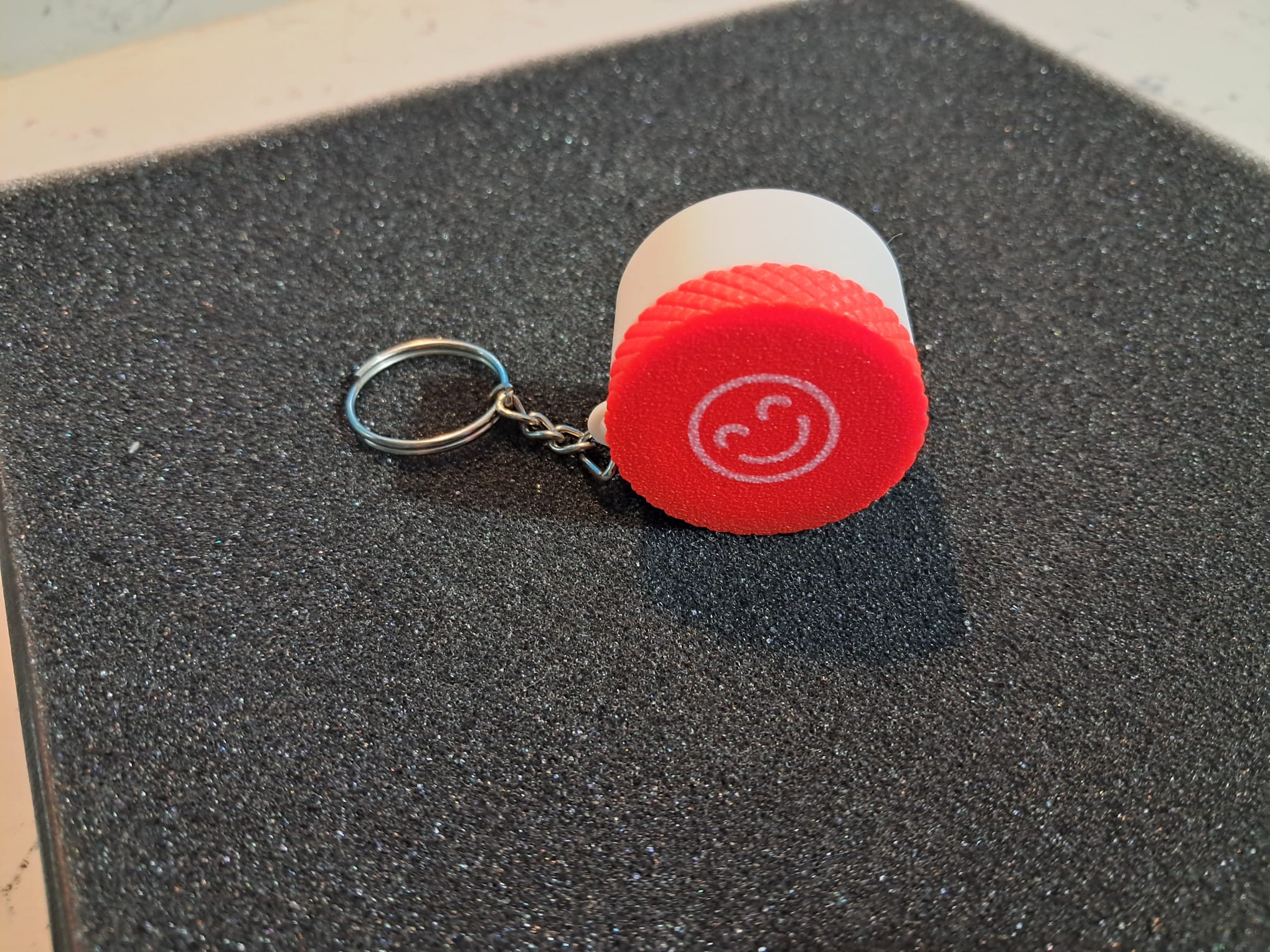 Minimal kutu anahtarlık gülen yüz - kırmızı