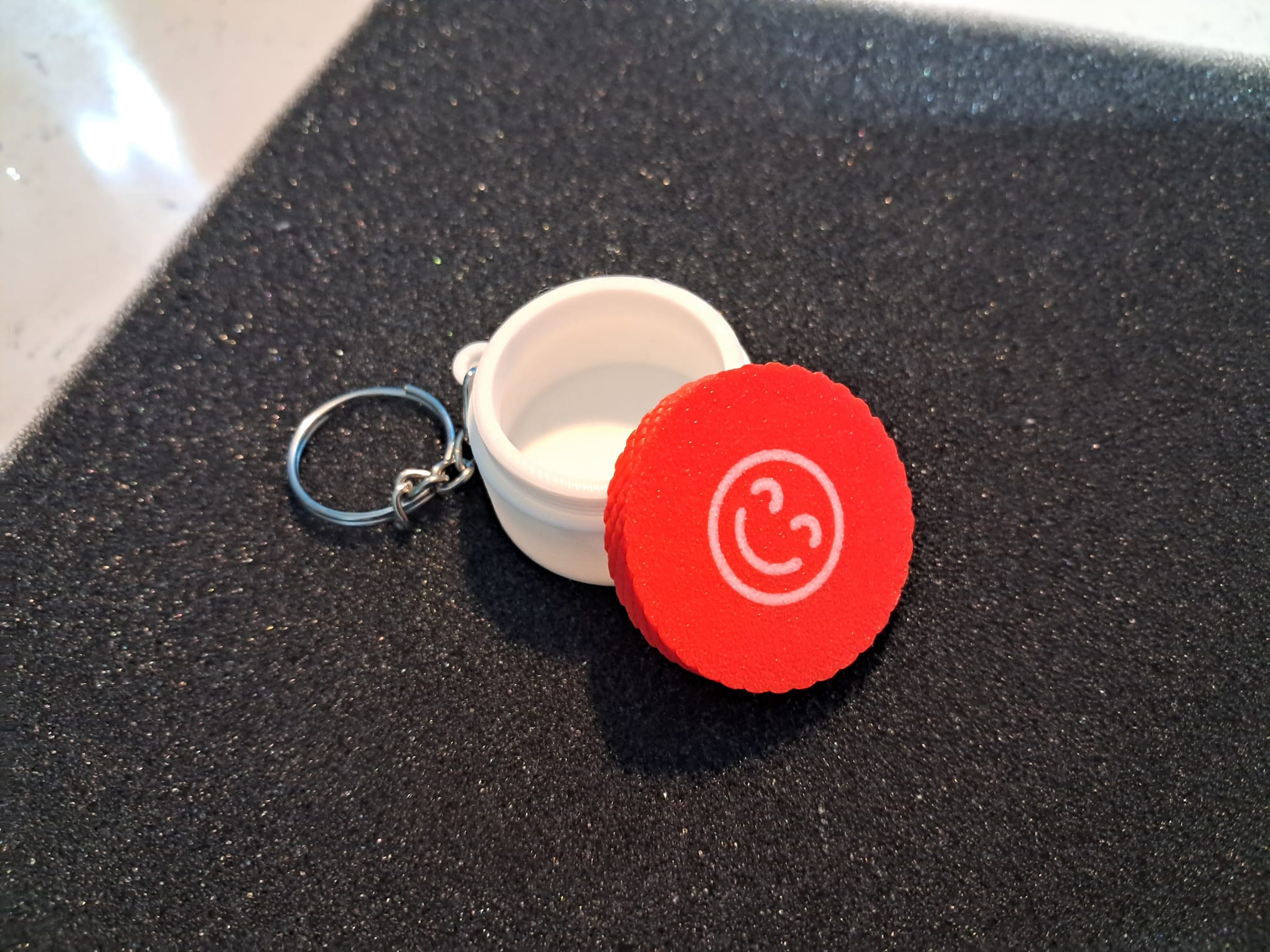 Minimal kutu anahtarlık gülen yüz - kırmızı