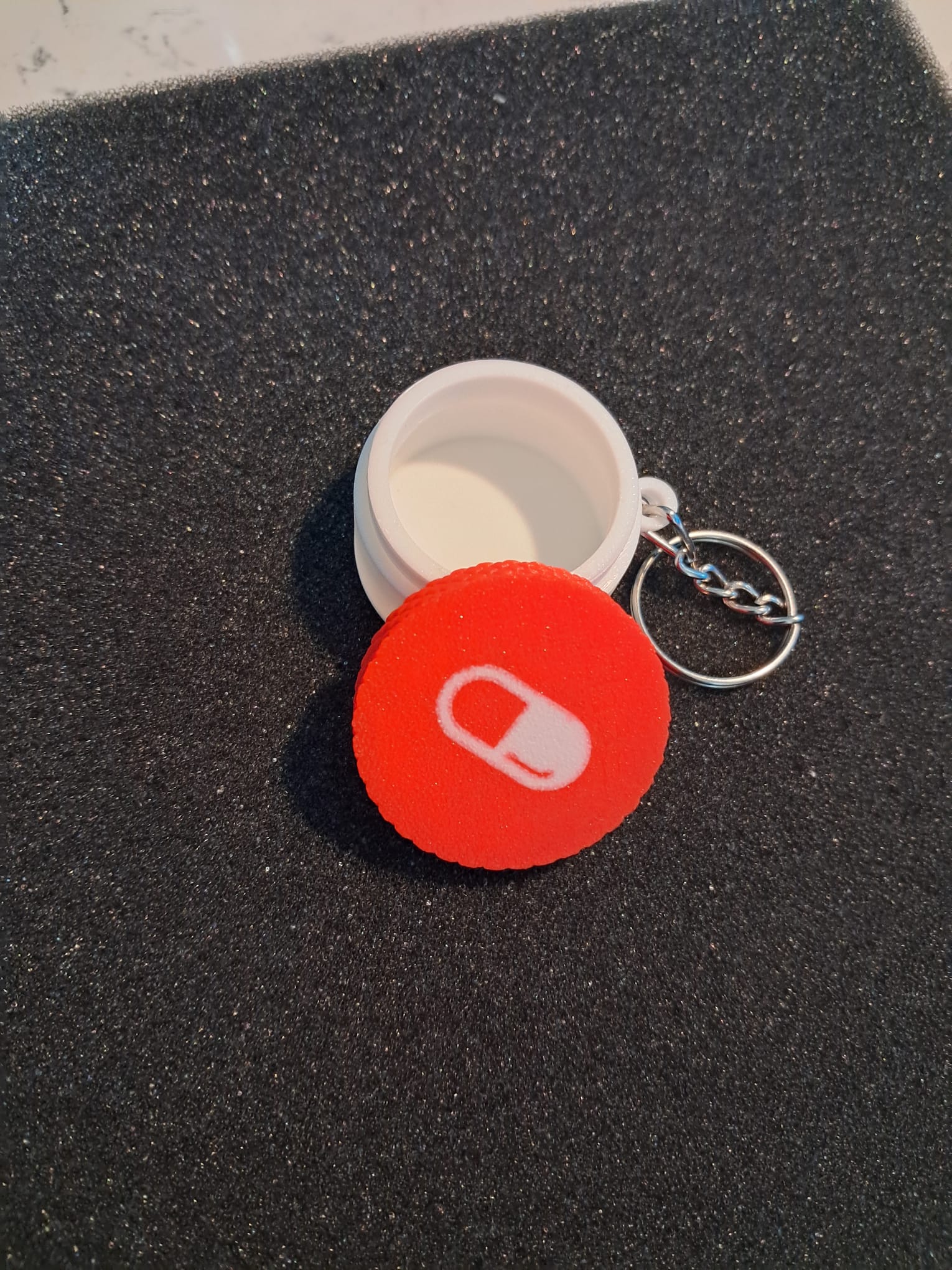 Minimal kutu anahtarlık hap - kırmızı